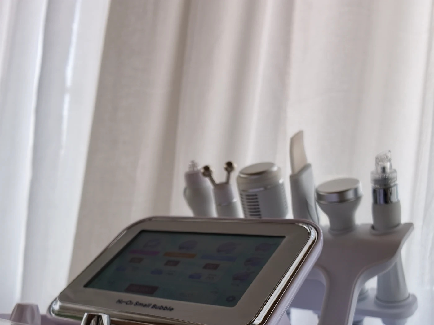 Geräte für Radiofrequenz und Hydradermabrasion im Studio Lune Beauty