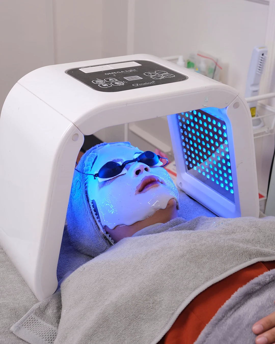 LED-Lichttherapie bei einer kosmetischen Gesichtsbehandlung