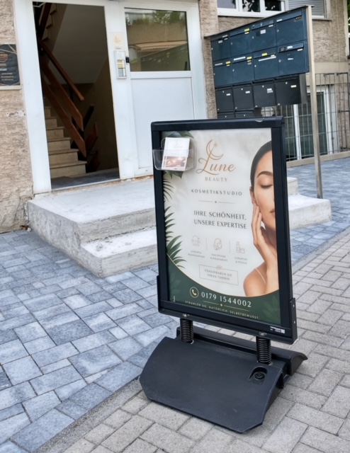 Eingangsbereich und Willkommensschild des Lune Beauty Studios