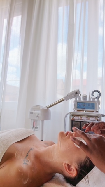 Entspannende Gesichtsbehandlung bei Lune Beauty